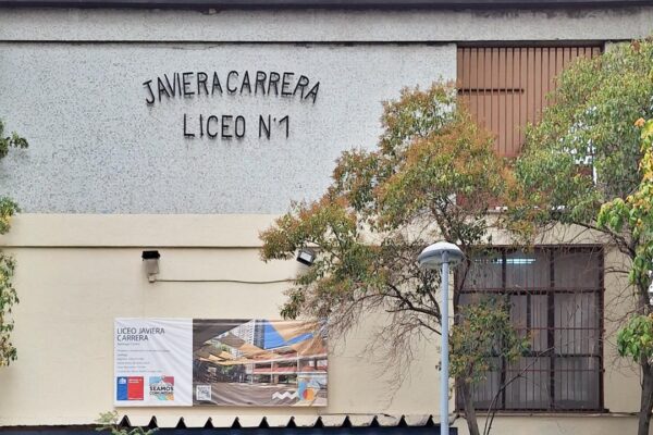 Liceo 1 Javiera Carrera de Santiago en toma en medio de desórdenes
