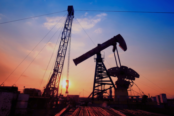 El precio del petróleo cae con fuerza tras tregua anunciada por Trump y el WTI baja de los US$100