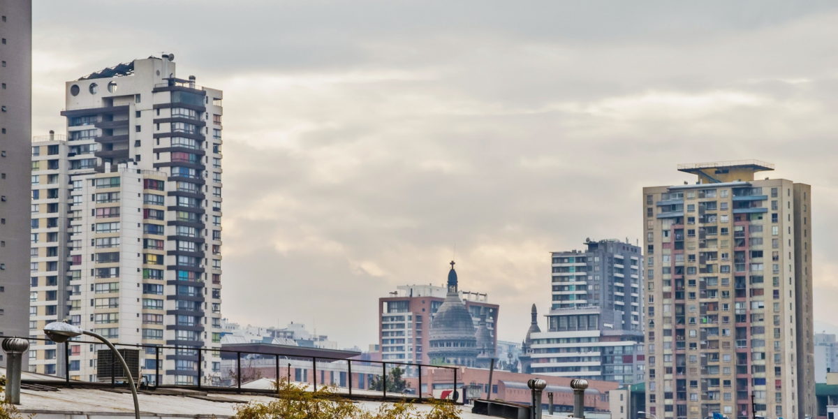 Sobreoferta de departamentos en arriendo presiona precios en zonas de Santiago