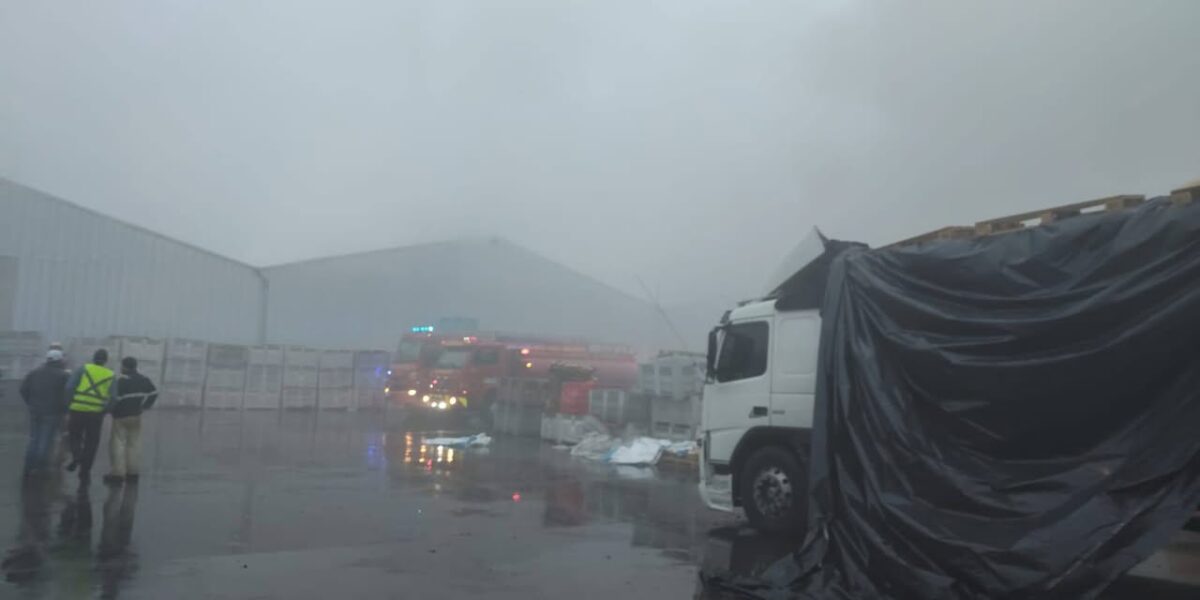 Incendio en El Monte se amplía a cuatro bodegas: Bomberos explica que presencia inicial de químicos dificultó el combate