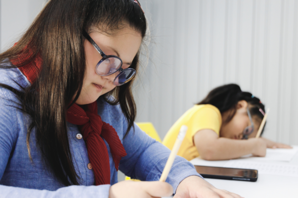 Informe de Acción Educar sostiene que solo se cumplió un 5,8% de las metas de reactivación educativa del gobierno de Boric