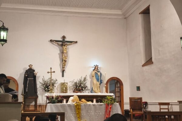 El Monte conmemoró el Jueves Santo con misa y tradicional lavado de pies