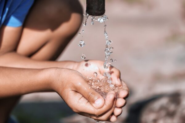 Contraloría detecta falencias en fiscalización del agua potable e incluye a sanitaria Melipilla Norte