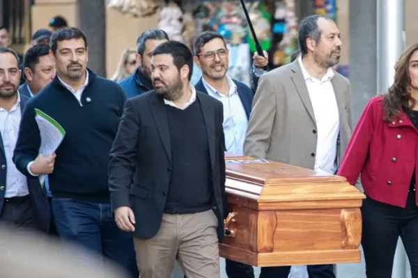 Alcaldesa de El Monte se suma a protesta de alcaldes de oposición por eventuales recortes en salud primaria