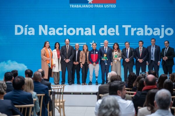 Kast advierte “emergencia laboral” por desempleo e informalidad en el Día del Trabajador