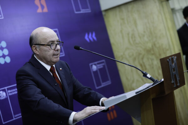 Hacienda ingresa proyecto que sube el salario mínimo en $7.546 y fija nueva alza por IPC para 2027