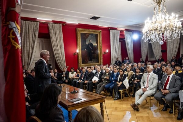 Alcaldes oficialistas respaldan al Gobierno tras cita con Kast en La Moneda