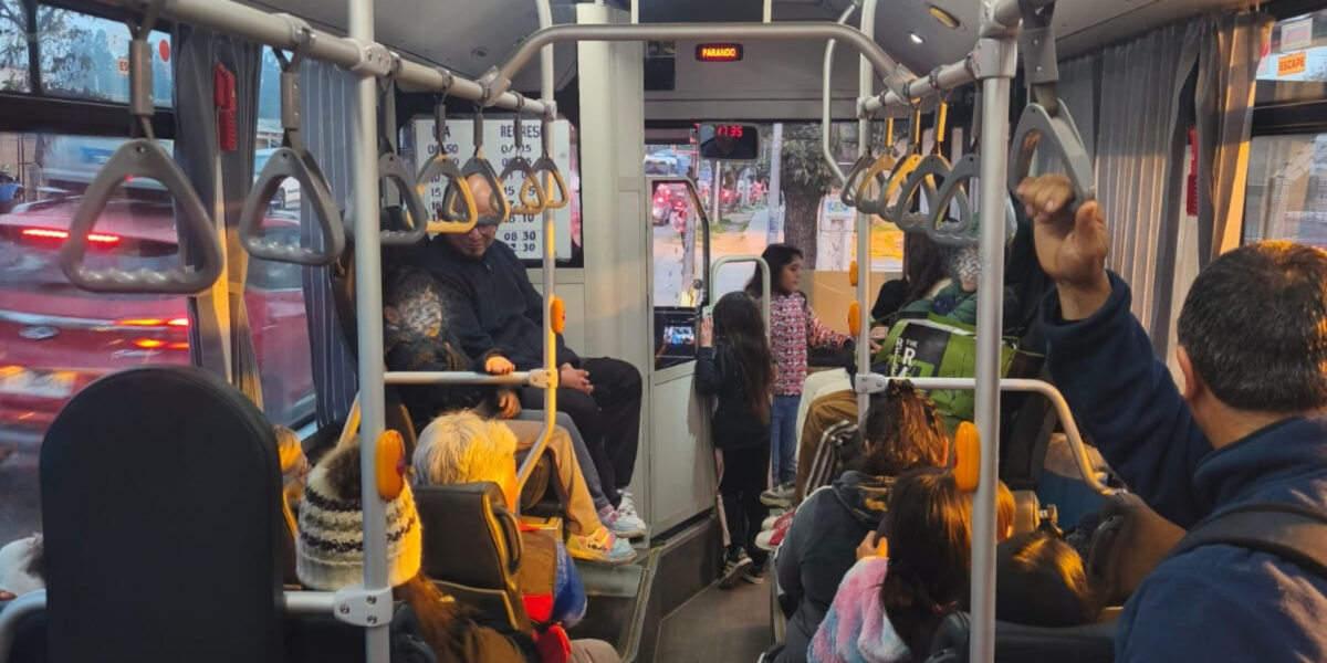 Buses eléctricos gratuitos en El Monte: el servicio que conecta a vecinos con Santiago y que el municipio llama a cuidar