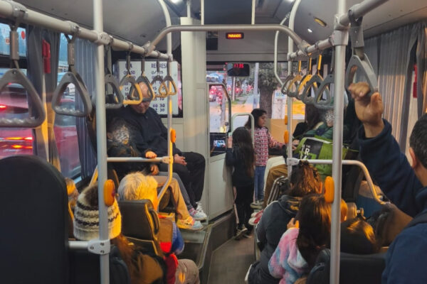Buses eléctricos gratuitos en El Monte: el servicio que conecta a vecinos con Santiago y que el municipio llama a cuidar