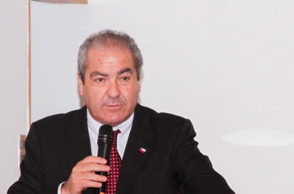 Exsubsecretario Luis Castillo respalda ajuste en Salud y afirma que existe espacio para mayor eficiencia