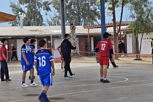 Escuela El Remanso destaca participación de su equipo masculino de balonmano tras ganar tres partidos en campeonato