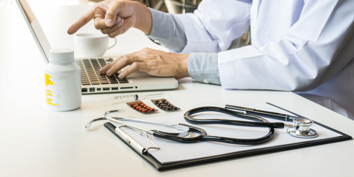 Médico chileno lanza plataforma gratuita para emitir órdenes de exámenes preventivos