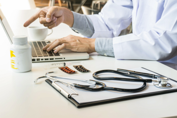 Médico chileno lanza plataforma gratuita para emitir órdenes de exámenes preventivos