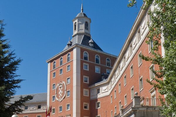 Universidad Complutense suspende por un año a cofundador de Podemos por acoso sexista