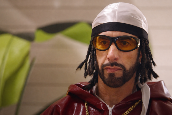 Ali G vuelve al cine 24 años después: Sacha Baron Cohen presenta el primer tráiler de “Who Iz I?”