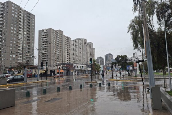 Sistema frontal mantiene lluvias y tormentas en gran parte de Chile: qué se espera para el fin de semana