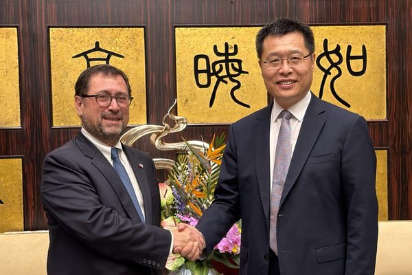 Chile busca atraer más inversión china: Gobierno presenta nuevas reglas a gigantes como BYD, Sinovac y Minmetals