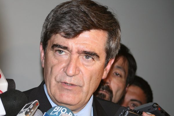 Del “camino democrático” a la refundación de Chile: el legado que incomoda a la izquierda de Camilo Escalona