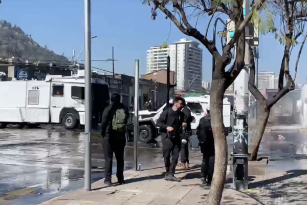 Encapuchados relacionados con el Partido Comunista atacan a Carabineros con pirotecnia y bombas molotov en el Cementerio General: 29 detenidos y transporte paralizado